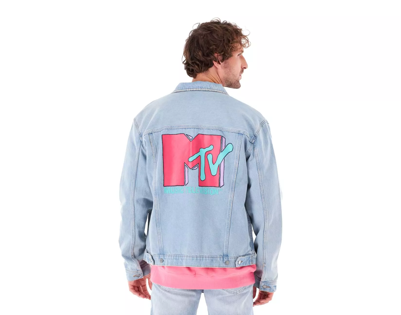 Mann in einer Jeansjacke bei einer Live-Model-Modefotografie
