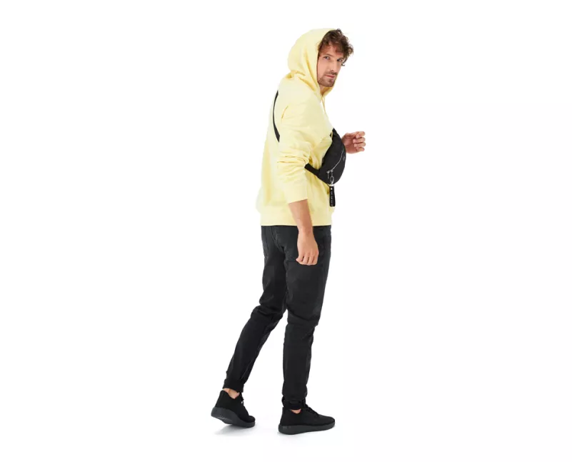 Mann in einem gelben Hoodie bei einer Live-Model-Modefotografie