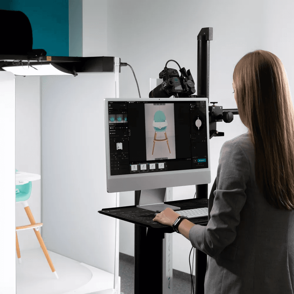 Bediener arbeitet an einer Orbitvu-Fotografie-Workstation