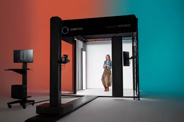 Model posiert in der automatisierten Fotokabine des Orbitvu Fashion Studio