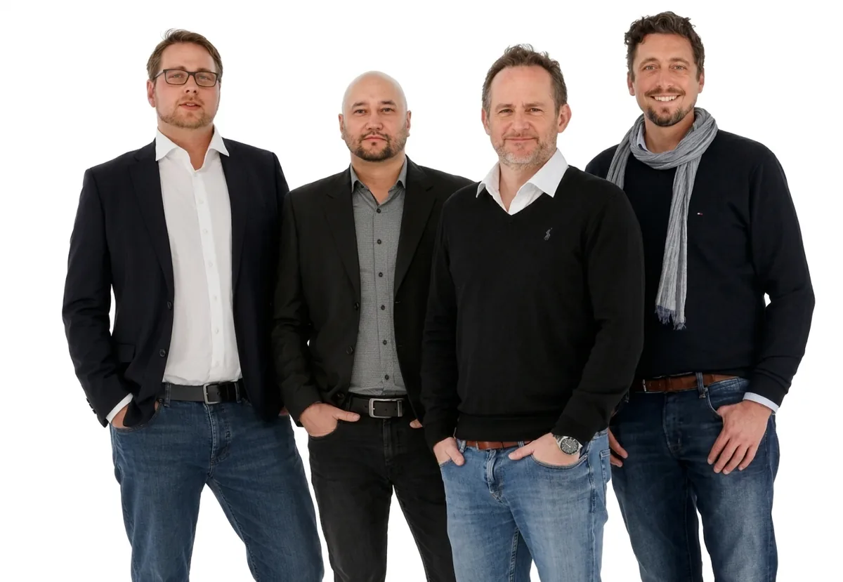 Gruppenporträt von sechs Business-Profis in Smart-Casual-Kleidung