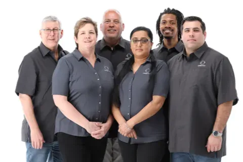Professionelles Teamporträt in einheitlichen Firmen-Poloshirts