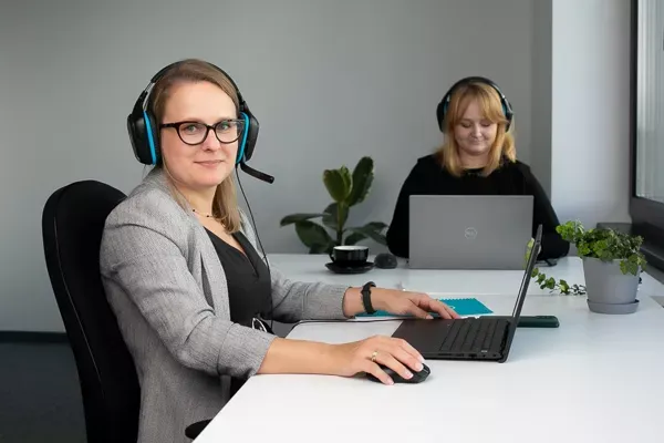 Zwei Kundendienstmitarbeiter arbeiten im Büro