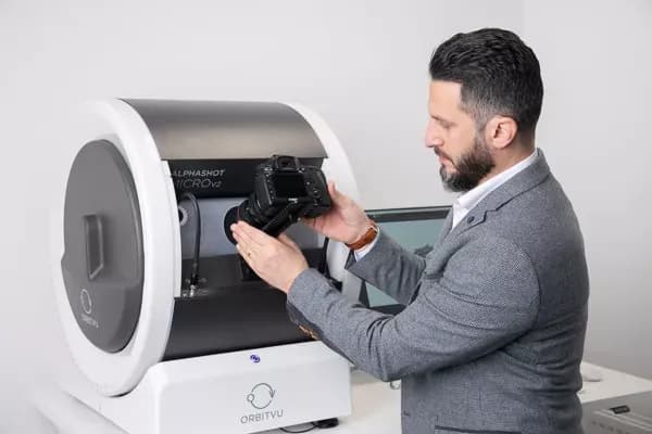 Anbringen einer DSLR-Kamera an einer Maschine für Produktfotografie