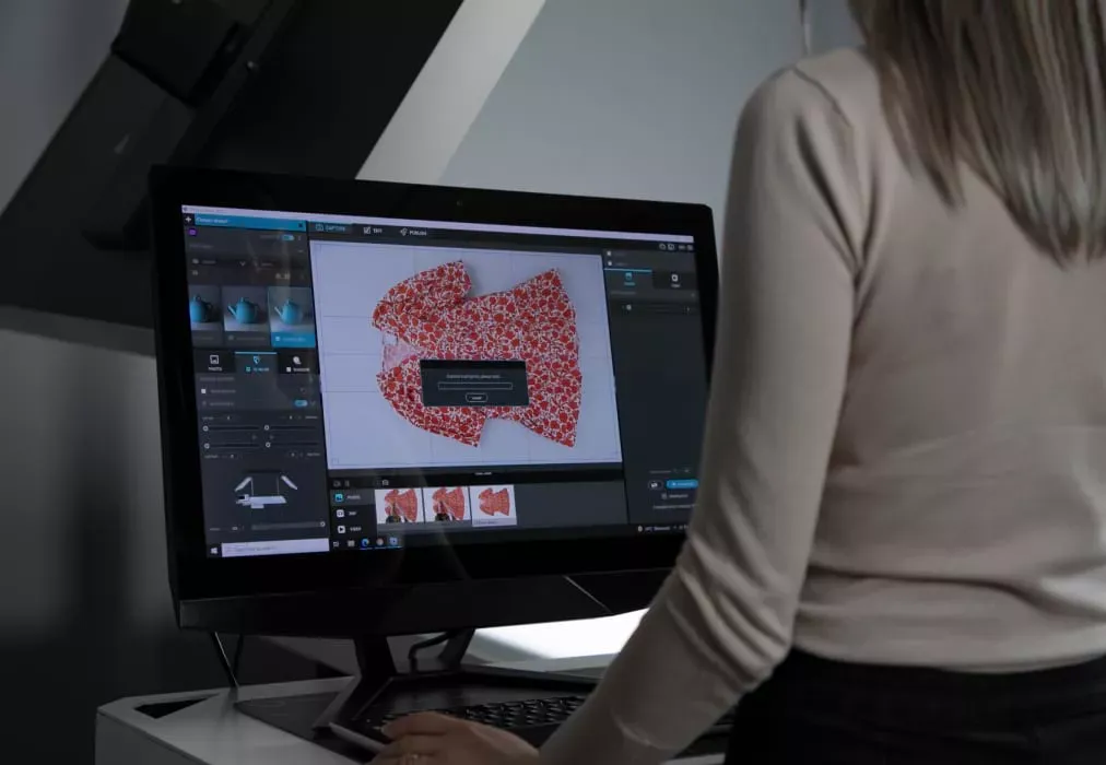 Verwendung automatisierter Software zur Bearbeitung eines Flat-Lay-Kleidungsfotos