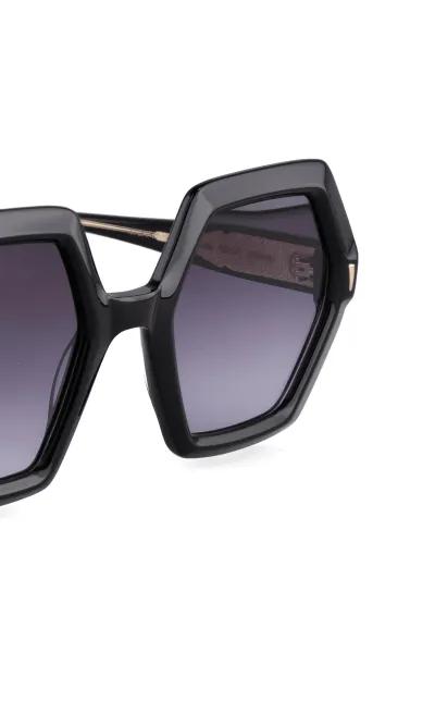 Nahaufnahme einer schwarzen übergroßen hexagonalen Sonnenbrille