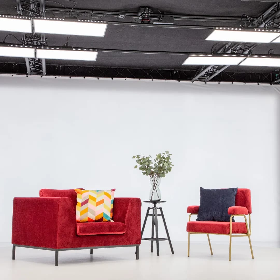 Moderne rote Sessel und Beistelltisch in einem professionellen Fotostudio
