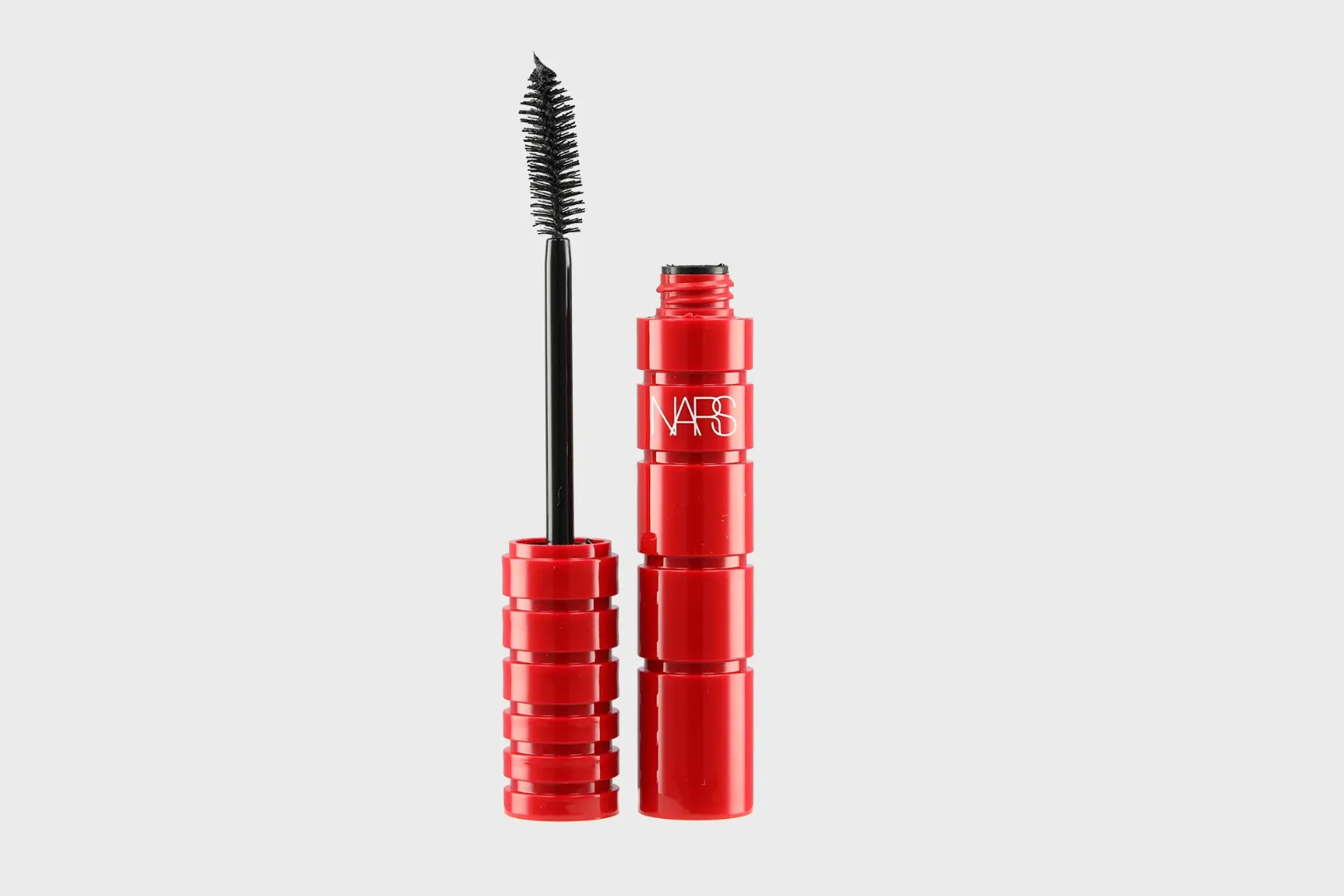 Stillleben mit roter NARS Climax Mascara und Bürste