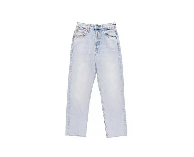Flat-Lay-Packshot einer Jeans