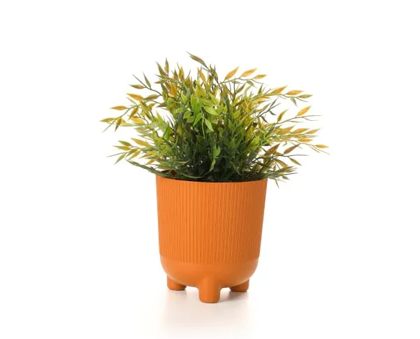 Packshot eines orangefarbenen Blumentopfs