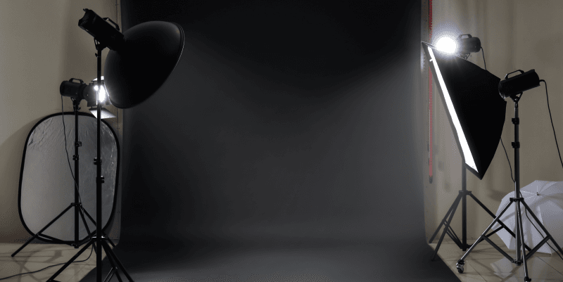 Fotostudio-Aufbau mit dunklem Hintergrund