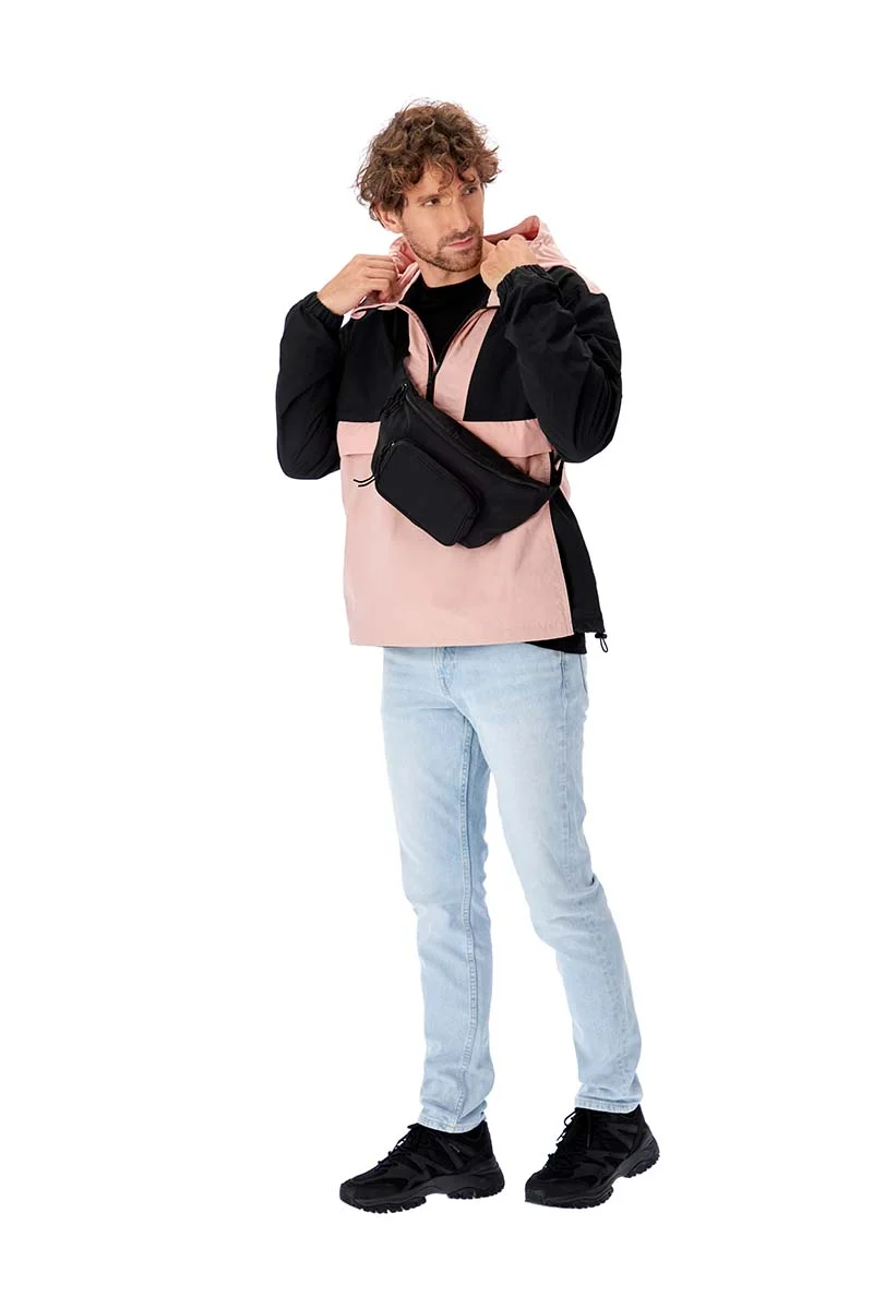 Packshot mit Kleidung am Model