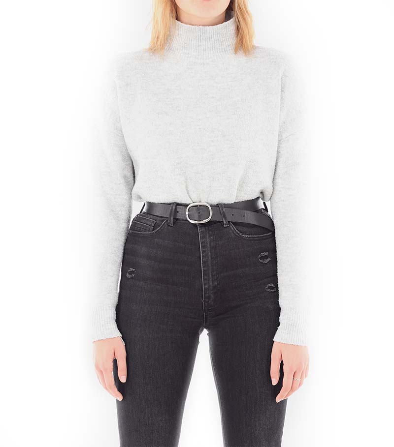Beispiel für Kontrastprobleme – Model in weißem Pullover
