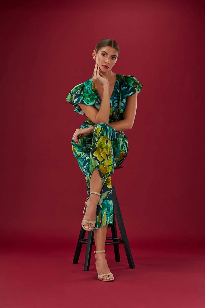 Model vor rotem Hintergrund
