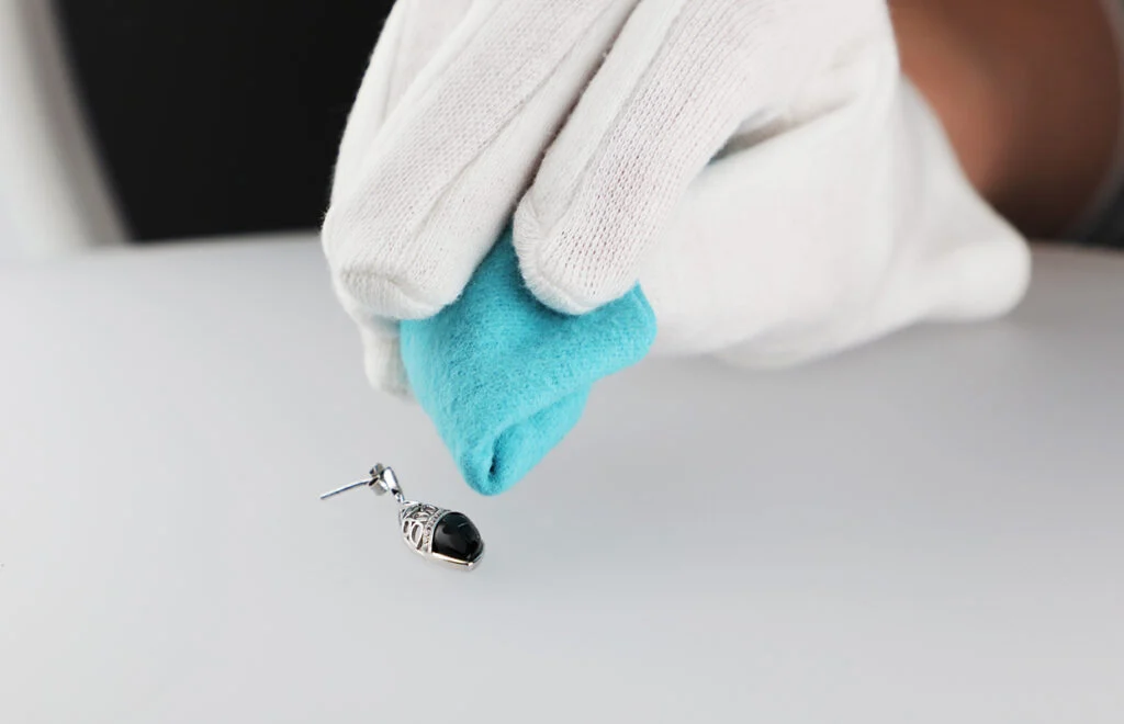 Vorbereitung von Schmuck für die Produktfotografie – Fingerabdrücke entfernen