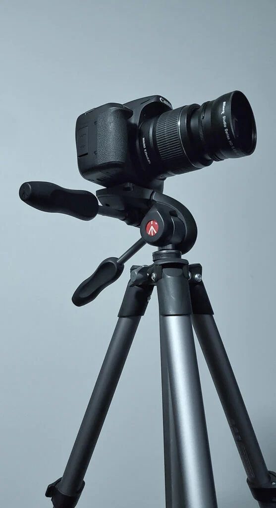 Kamera auf einem Stativ für die Produktfotografie von Schmuck