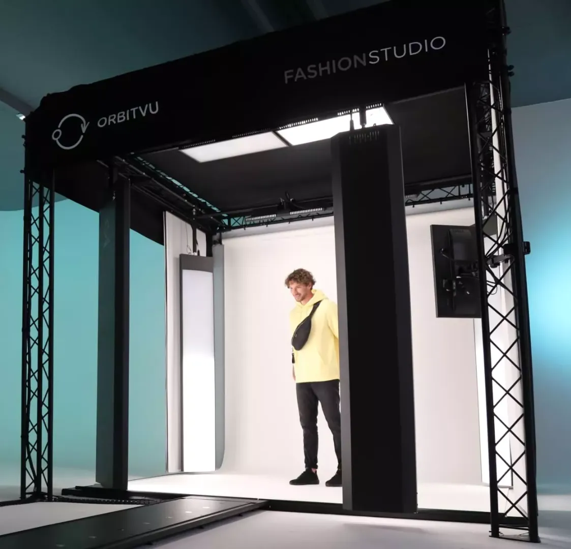 Fashion-Studio-Model im Orbitvu-Setup für Live-Model-Fotografie