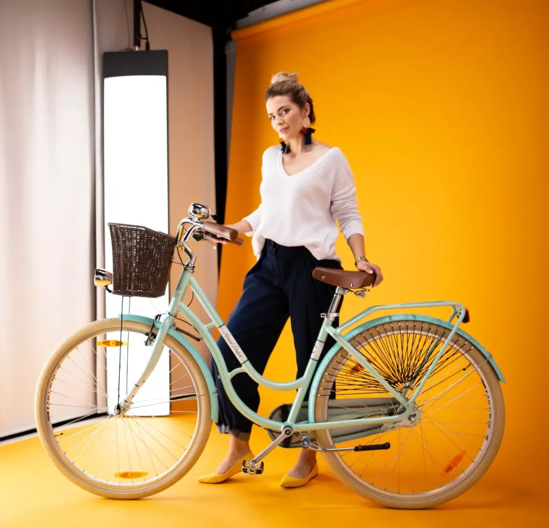 Model steht neben einem Fahrrad im Orbitvu-Studio für Live-Model-Fotografie