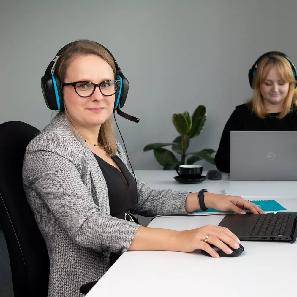 Zwei Frauen mit Headsets im Orbitvu-Kundensupportbüro