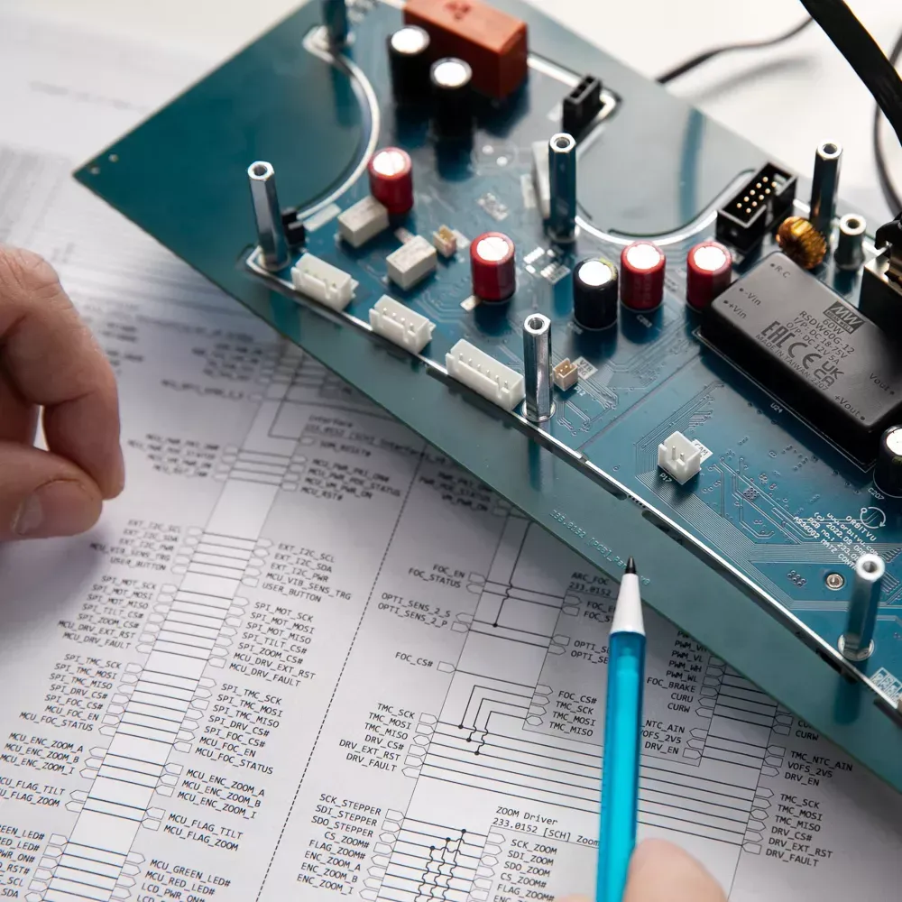 Ingenieur prüft elektronische Leiterplatte und Schaltplan