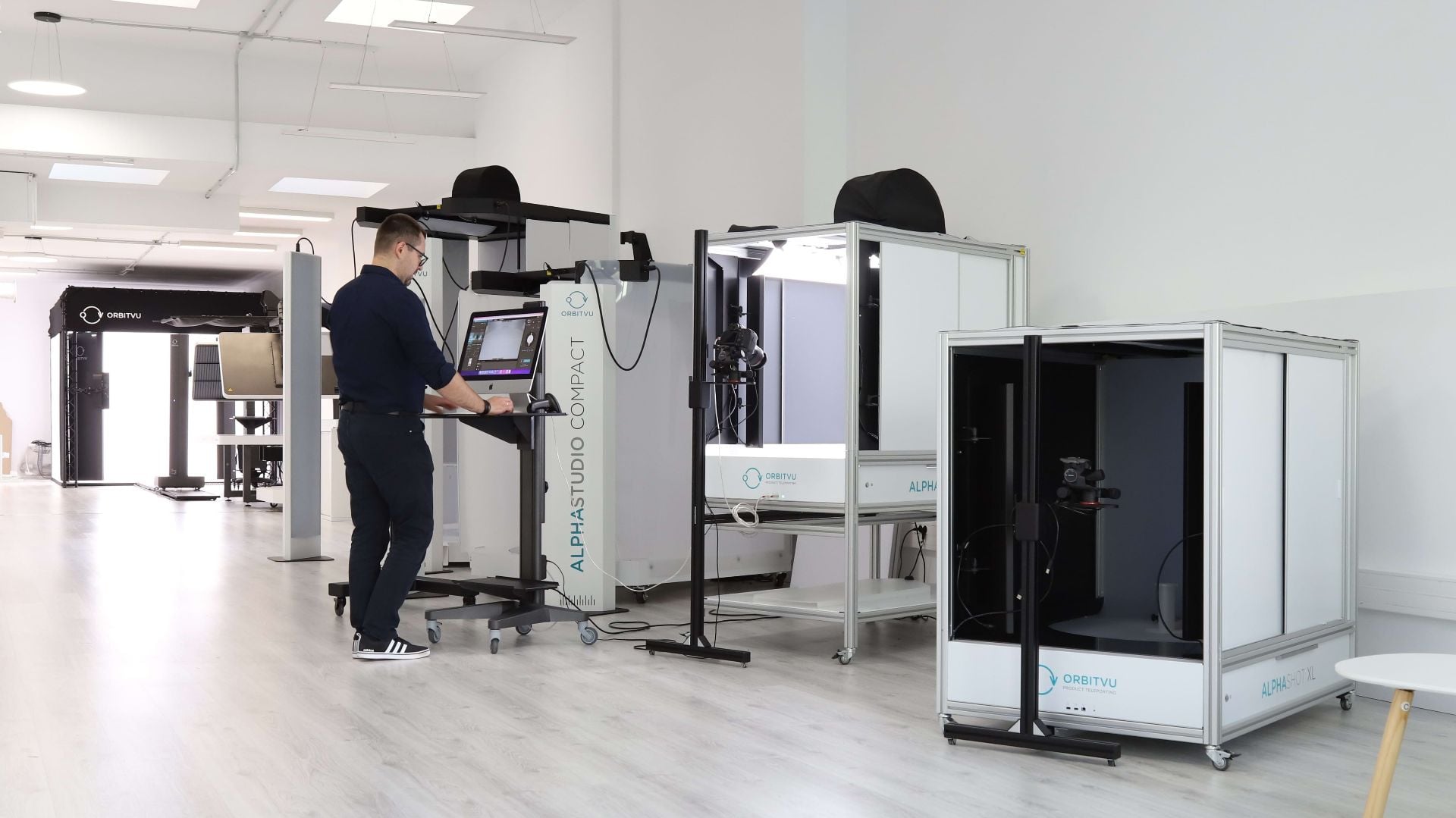 Operator im E-Commerce-Studio arbeitet mit Orbitvu-Maschinen für Produktfotografie