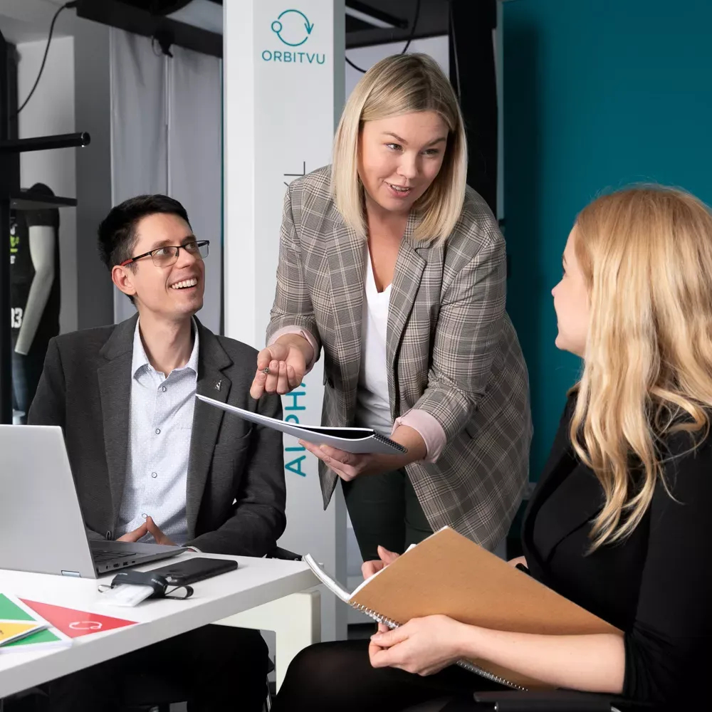 Diskussion des Business-Teams im Büro mit Orbitvu-Branding