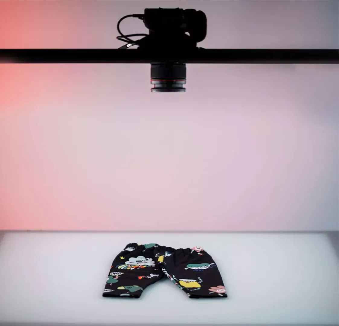 Flat-Lay-Fotografie-Setup mit Überkopfkamera im Orbitvu-Studio