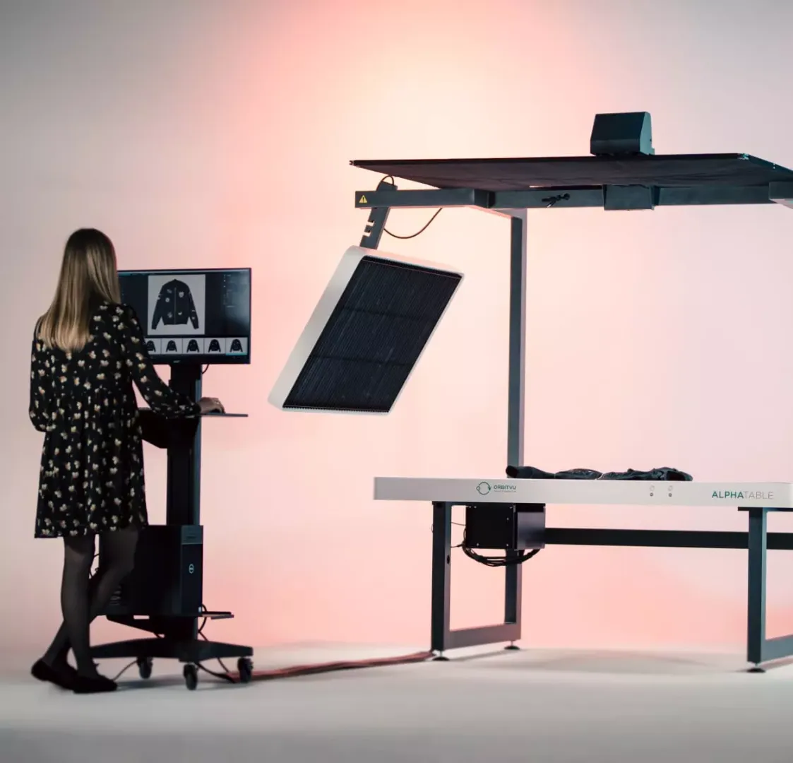 Bedienung eines automatisierten Systems zur Flat-Lay-Kleidungsfotografie