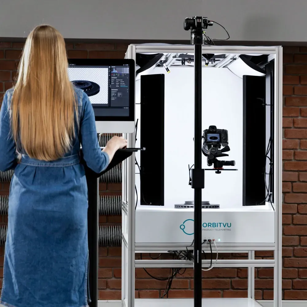 Frau bedient ein Orbitvu-Fotostudio-Setup