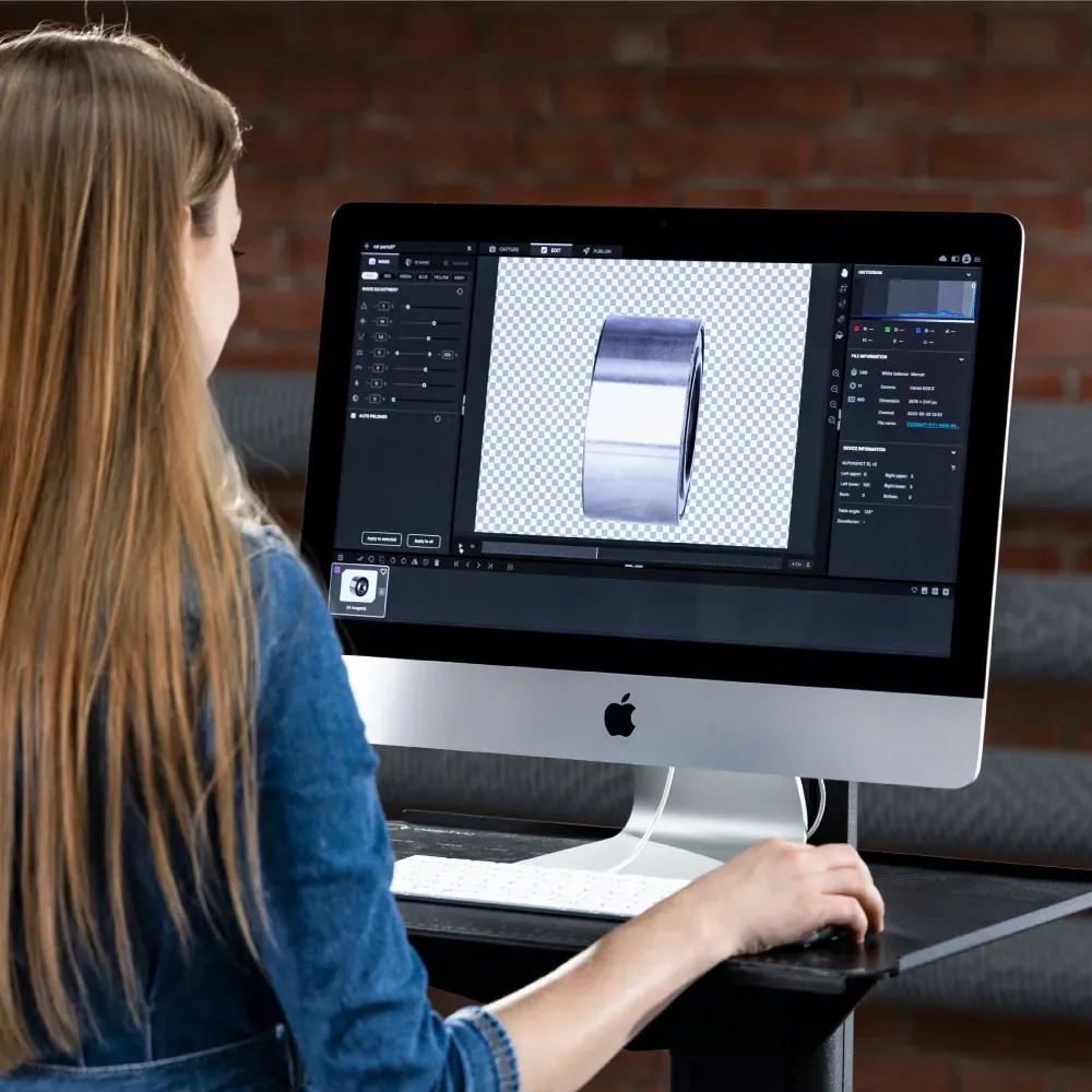 Frau bearbeitet ein Produktfoto am Mac