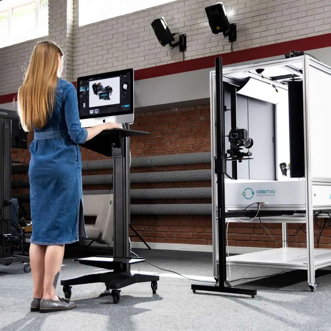 Frau verwendet ein Orbitvu-Studio und eine mobile Workstation