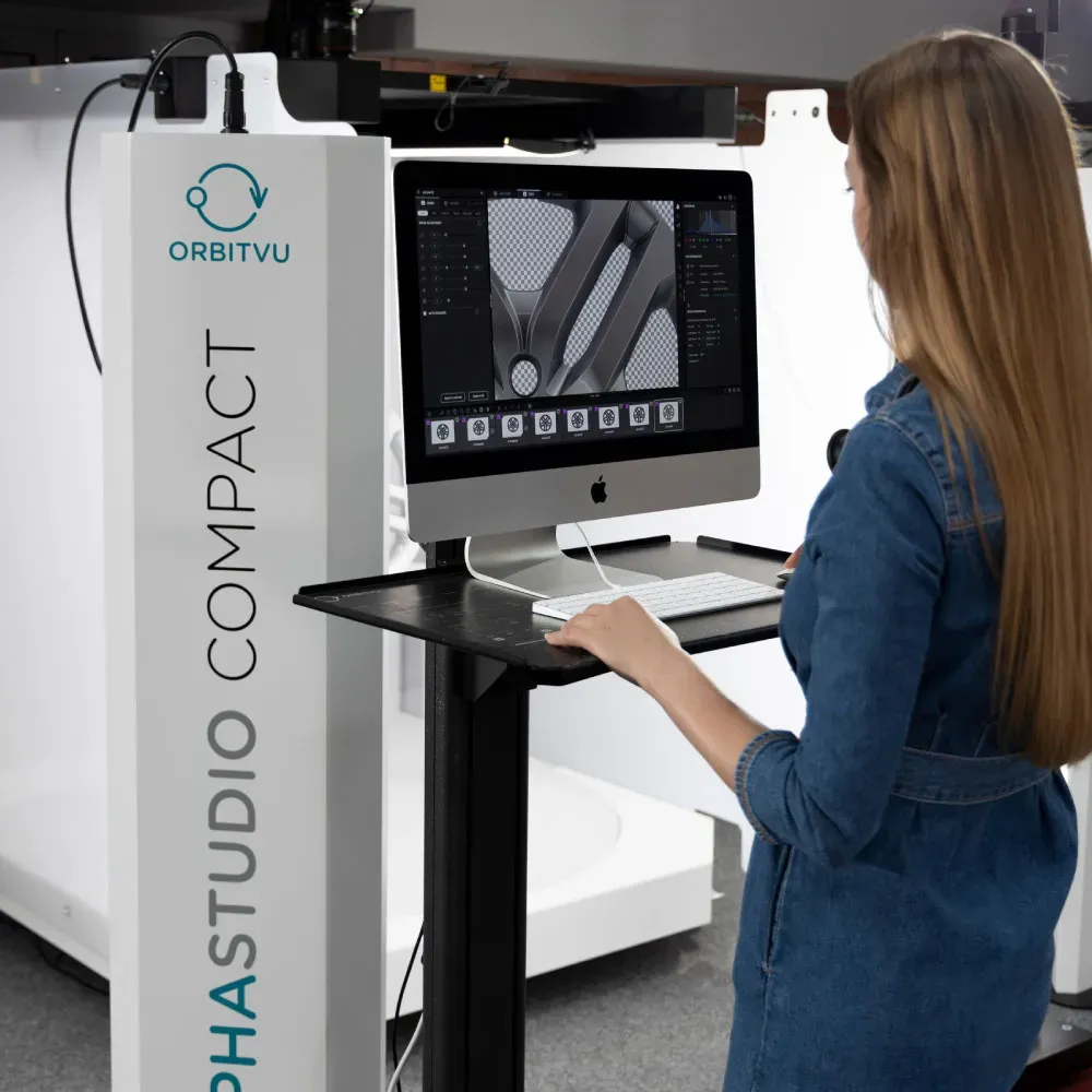 Frau verwendet den Orbitvu Alphastudio Compact