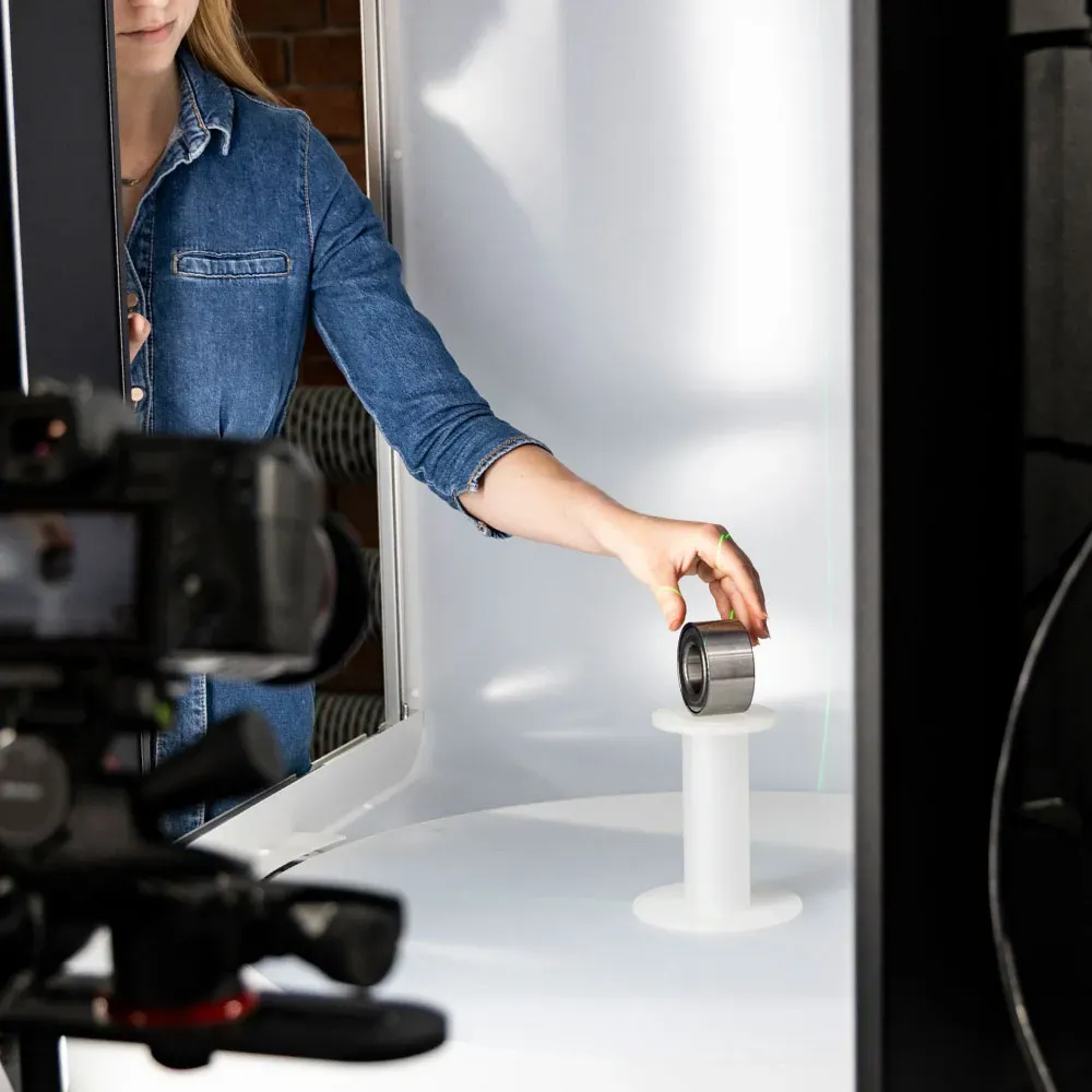 Platzieren eines Produkts in einem Fotostudio mit Lichtbox