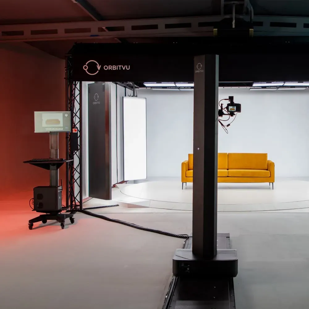 Orbitvu Möbel-Fotostudio-Setup mit gelbem Sofa