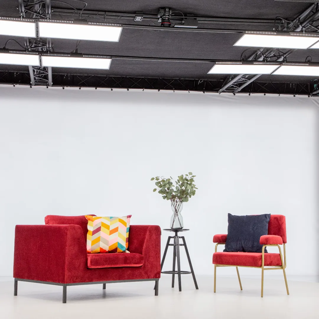 Moderne rote Sessel und Beistelltisch in einem professionellen Fotostudio