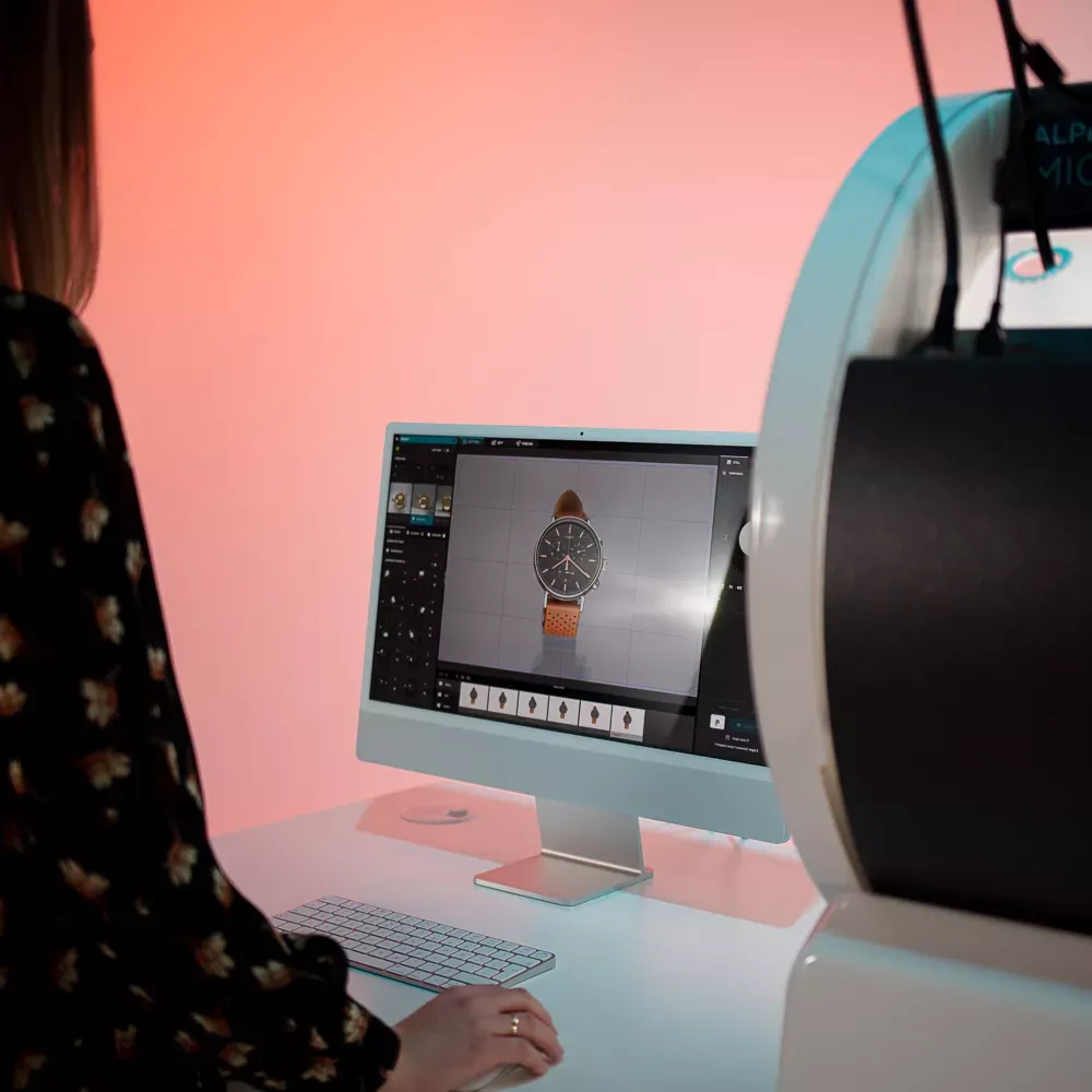 Frau fotografiert eine Uhr mit einer Computer-Softwareoberfläche