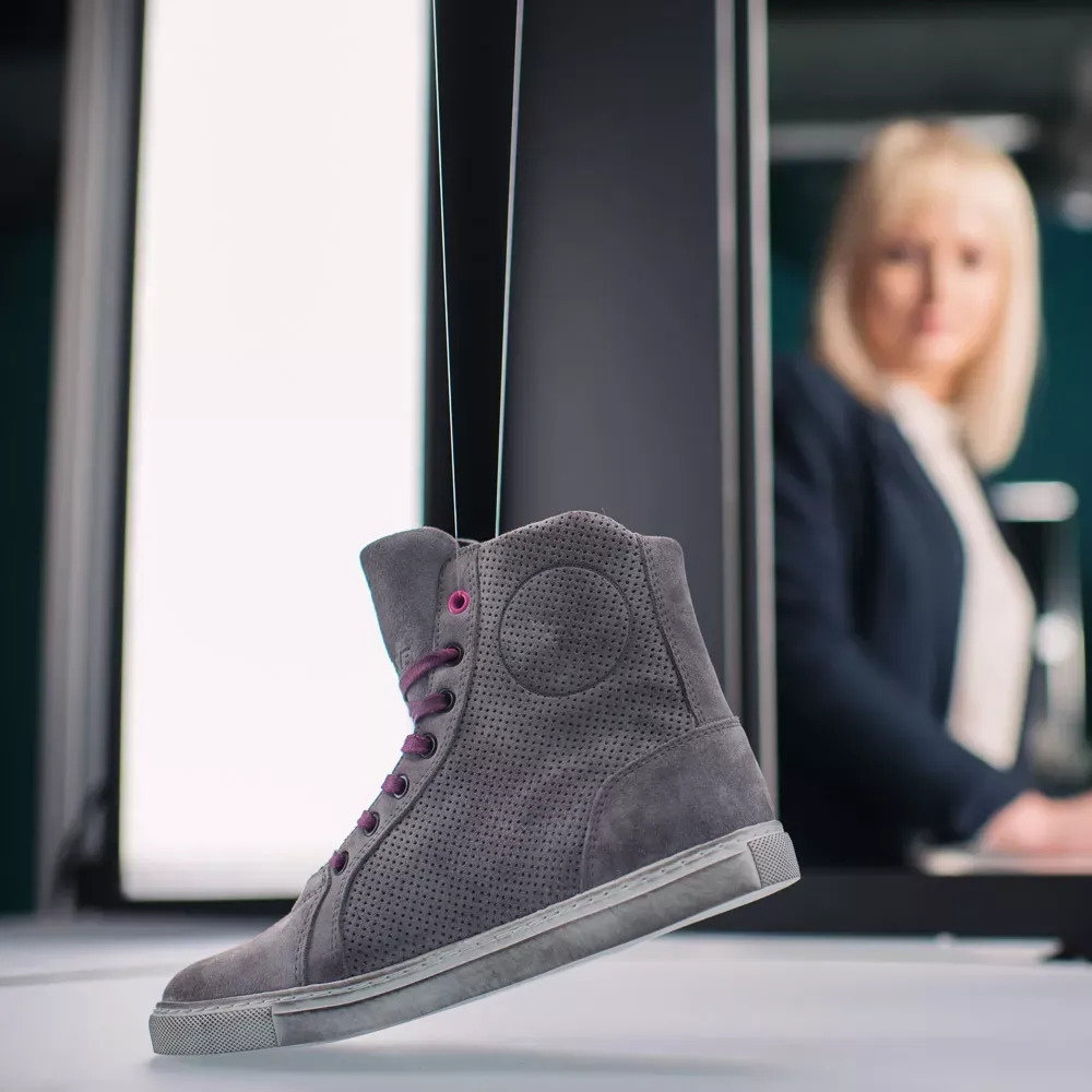Grauer High-Top-Sneaker