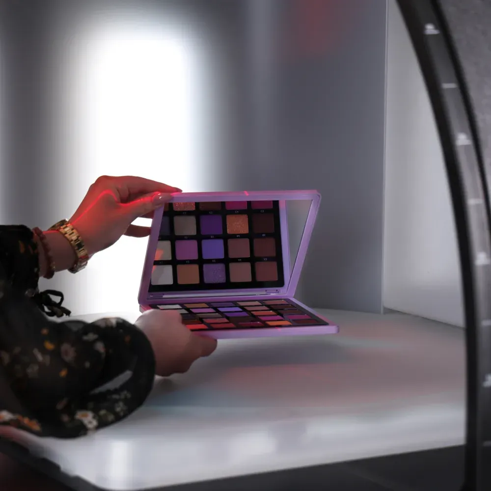 Still-Produktfotografie eines Beauty-Produkts mit detaillierter Verpackung