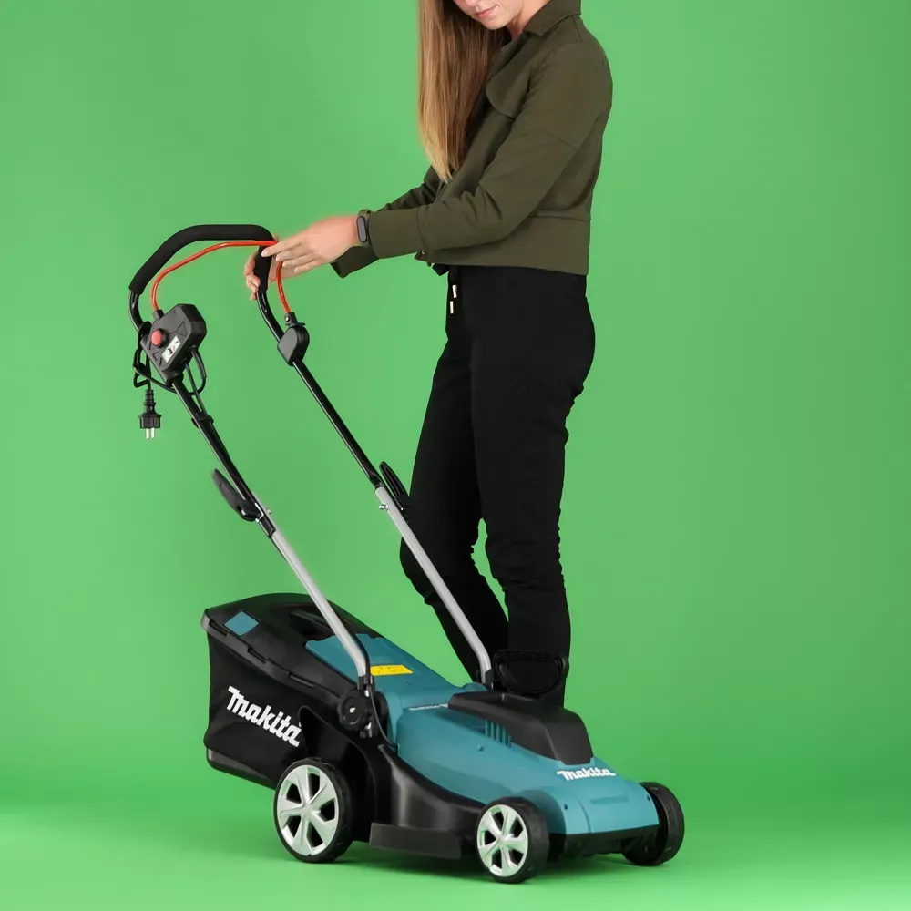 Frau demonstriert Makita vor einem Greenscreen