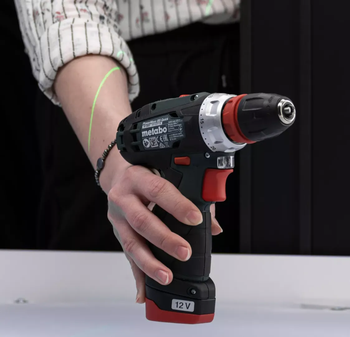 Nahaufnahme einer in der Hand gehaltenen Metabo-Bohrmaschine