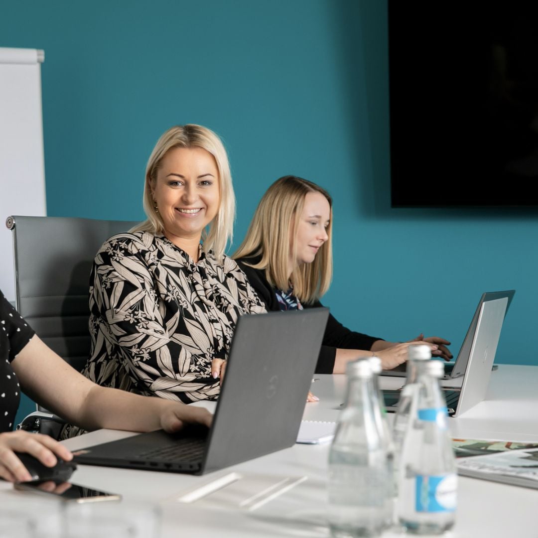 Team von Frauen arbeitet gemeinsam in einem modernen Büro