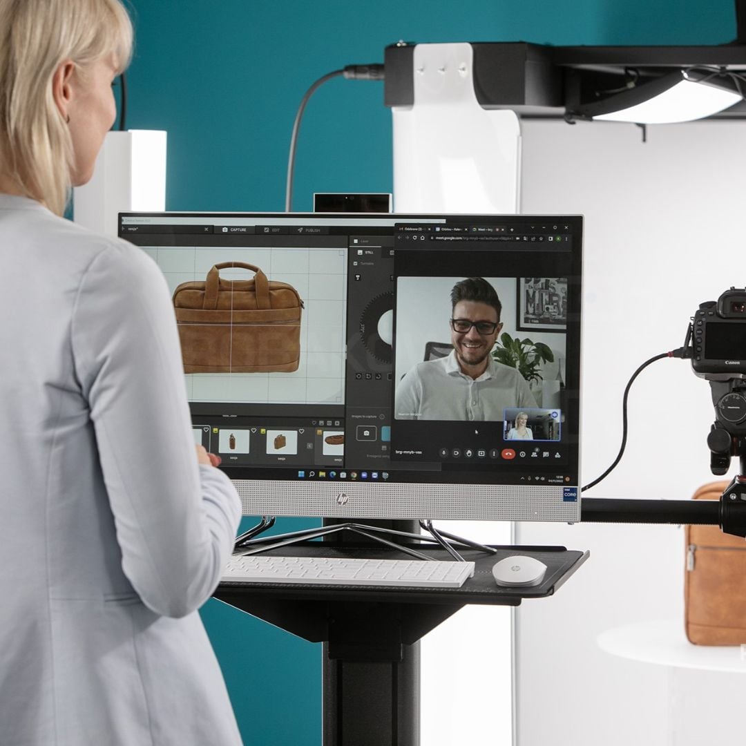 Remote-Zusammenarbeit zur Freigabe von Produktfotos per Videoanruf