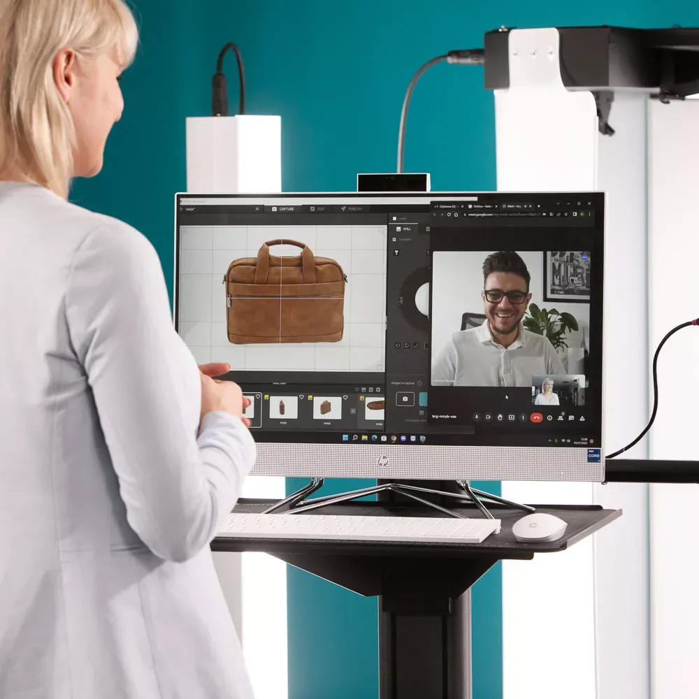 Frau prüft ein Produktfoto auf einem Monitor