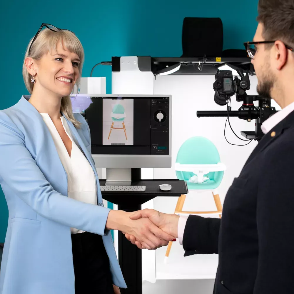 Zwei Personen geben sich die Hand in der Nähe eines Fotostudios