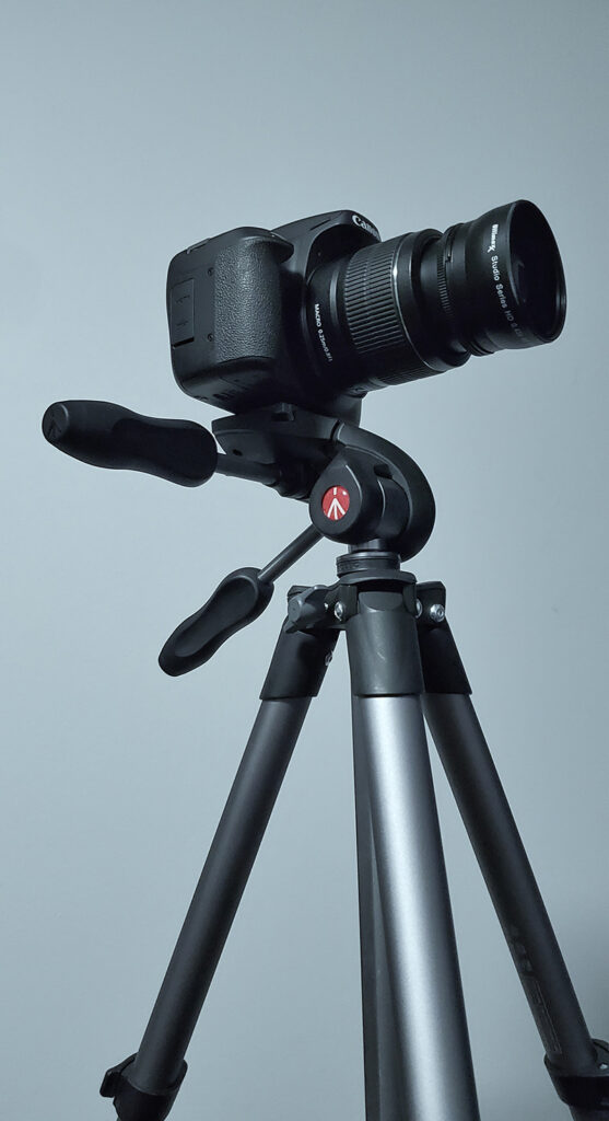 Kamera auf Stativ für Produktfotografie von Schmuck
