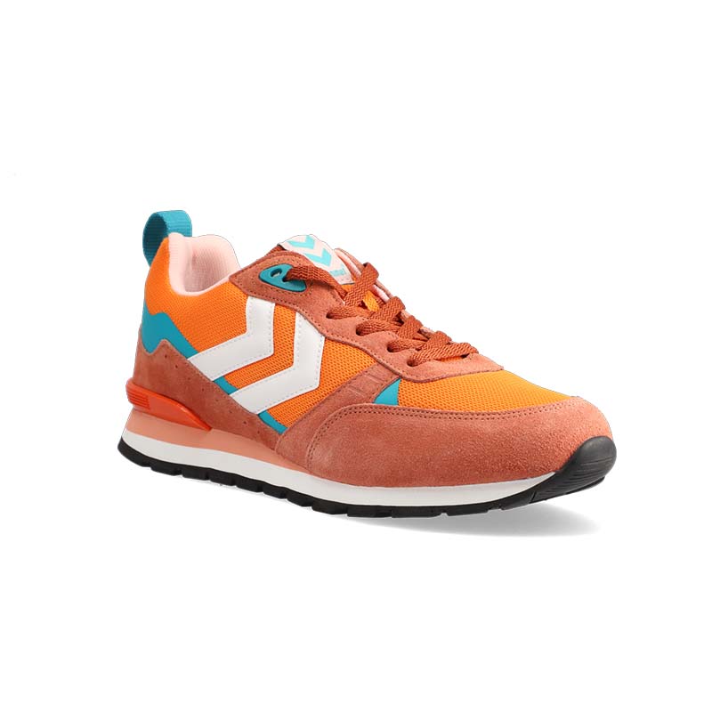 Oranger Schuh mit entferntem Hintergrund und korrekter Belichtung